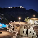 Csky Santorini 호텔 이메로비글리